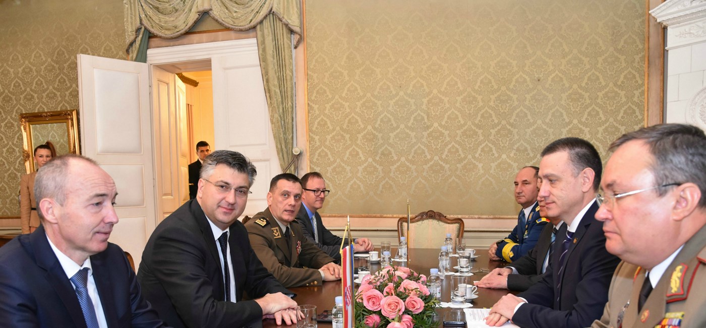 Predsjednik Vlade Plenković s rumunjskim ministrom obrane Fiforom 